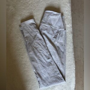 White camo alo leggings 
Size s
